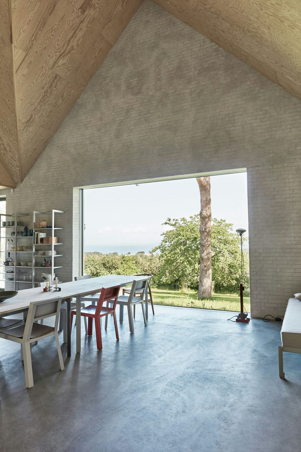 De eetkamer biedt een fantastisch uitzicht over de natuur. Kast, tafel en stoelen zijn Leifs ontwerpen. De eetkamer biedt een fantastisch uitzicht over de natuur. Kast, tafel en stoelen zijn Leifs ontwerpen.