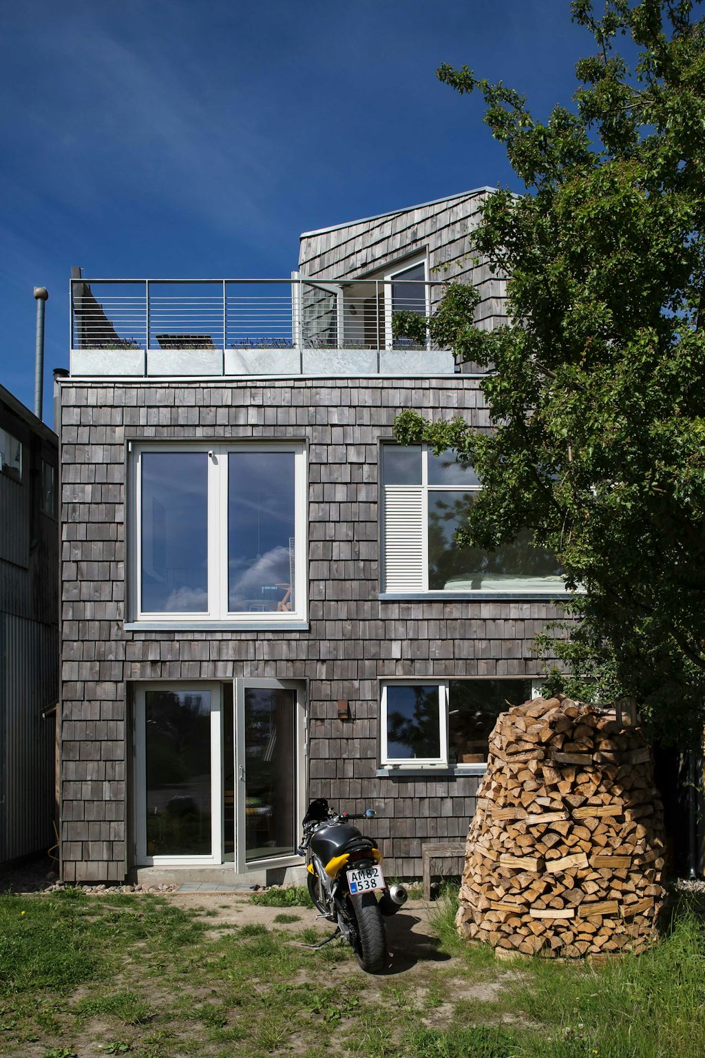 Een totaal van 114 m² is verdeeld over drie verdiepingen. De gevel is bekleed met acacia-spaanders die de komende 90 jaar onderhoudsvrij zijn. Een totaal van 114 m² is verdeeld over drie verdiepingen. De gevel is bekleed met acacia-spaanders die de komende 90 jaar onderhoudsvrij zijn.