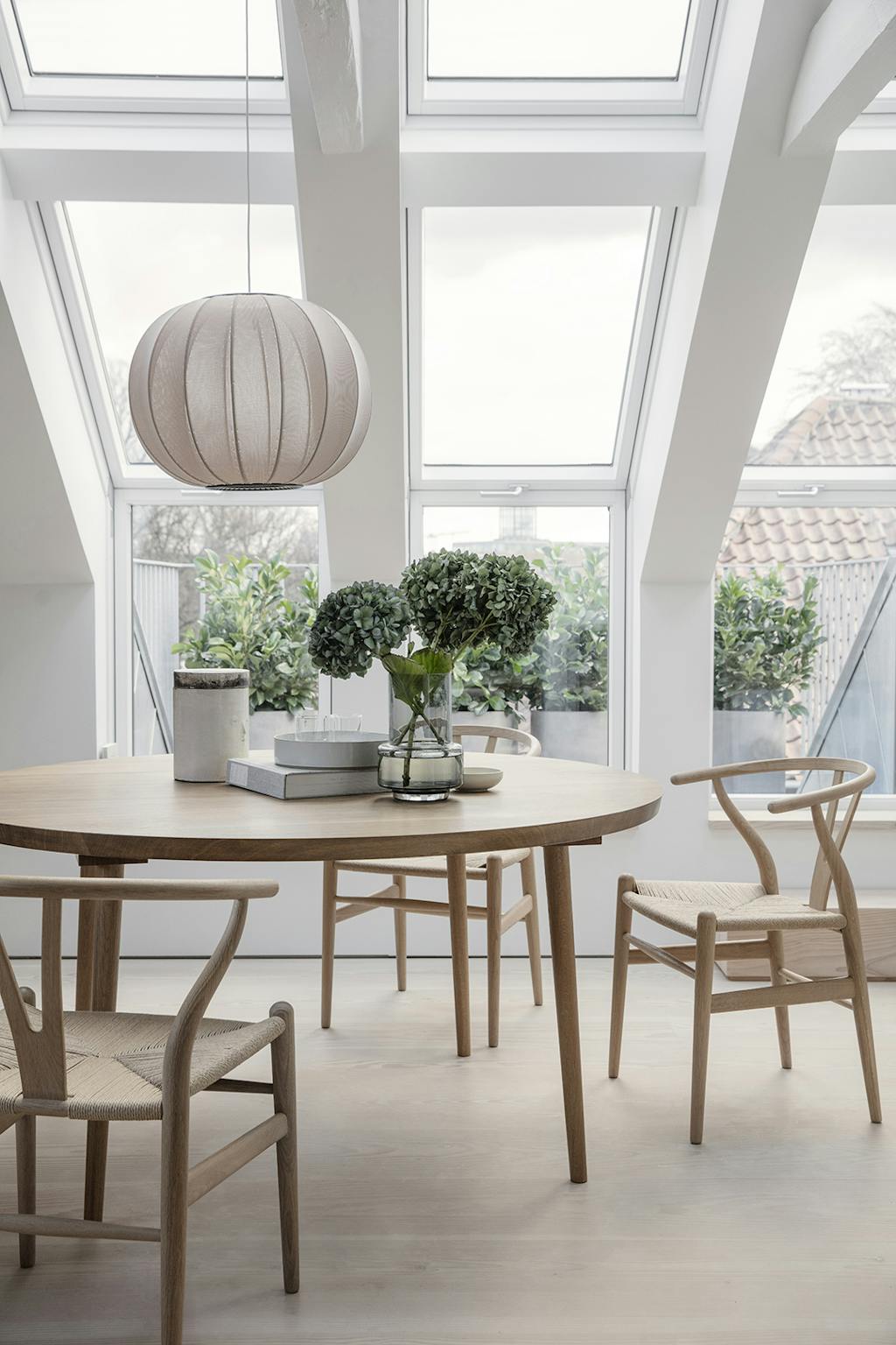 Hans J Wegner stoelen in loft