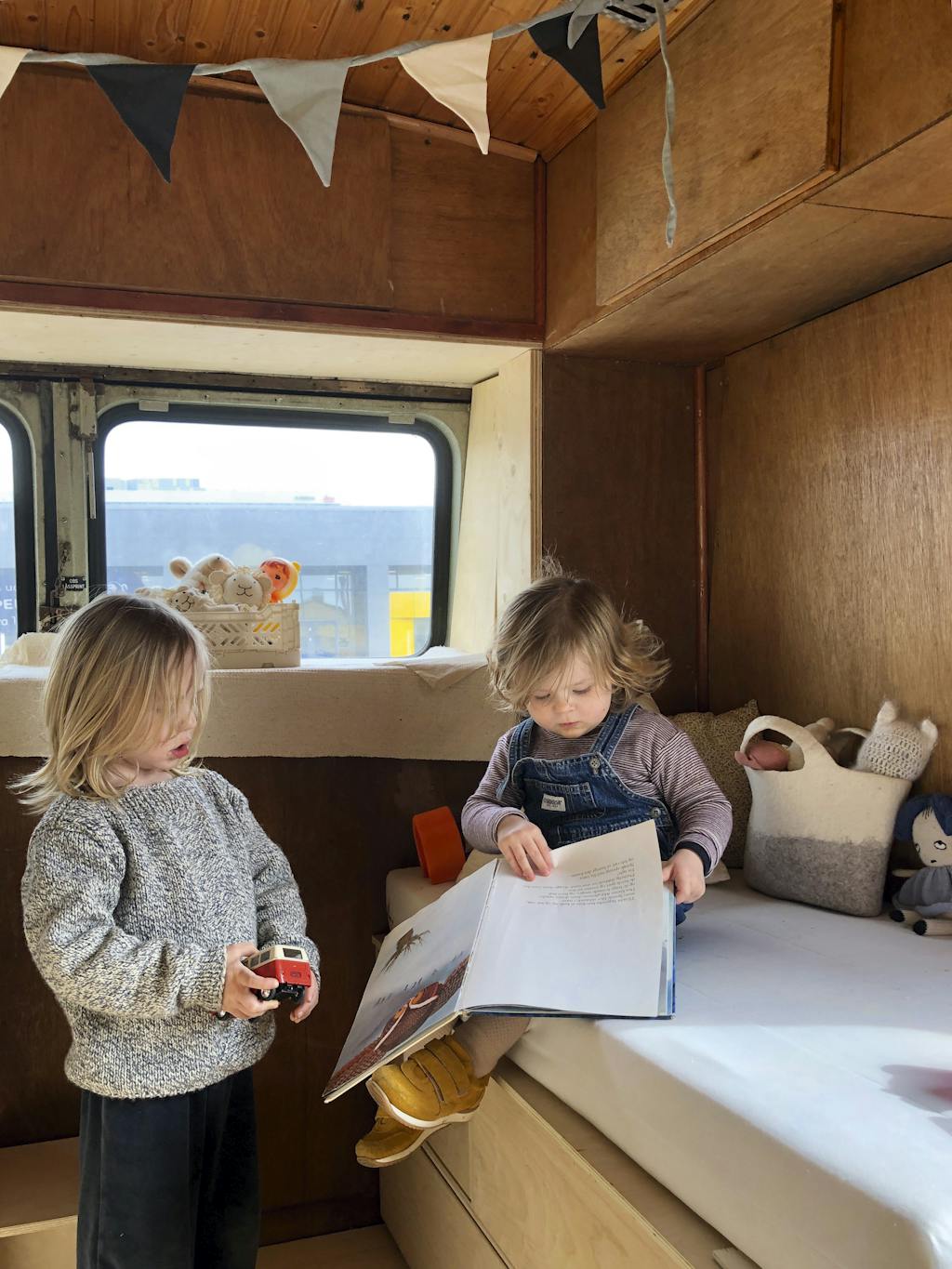 Achterin de bus zijn twee(!) kinderkamers, praktische inbouwladen voor speelgoed en kleren.