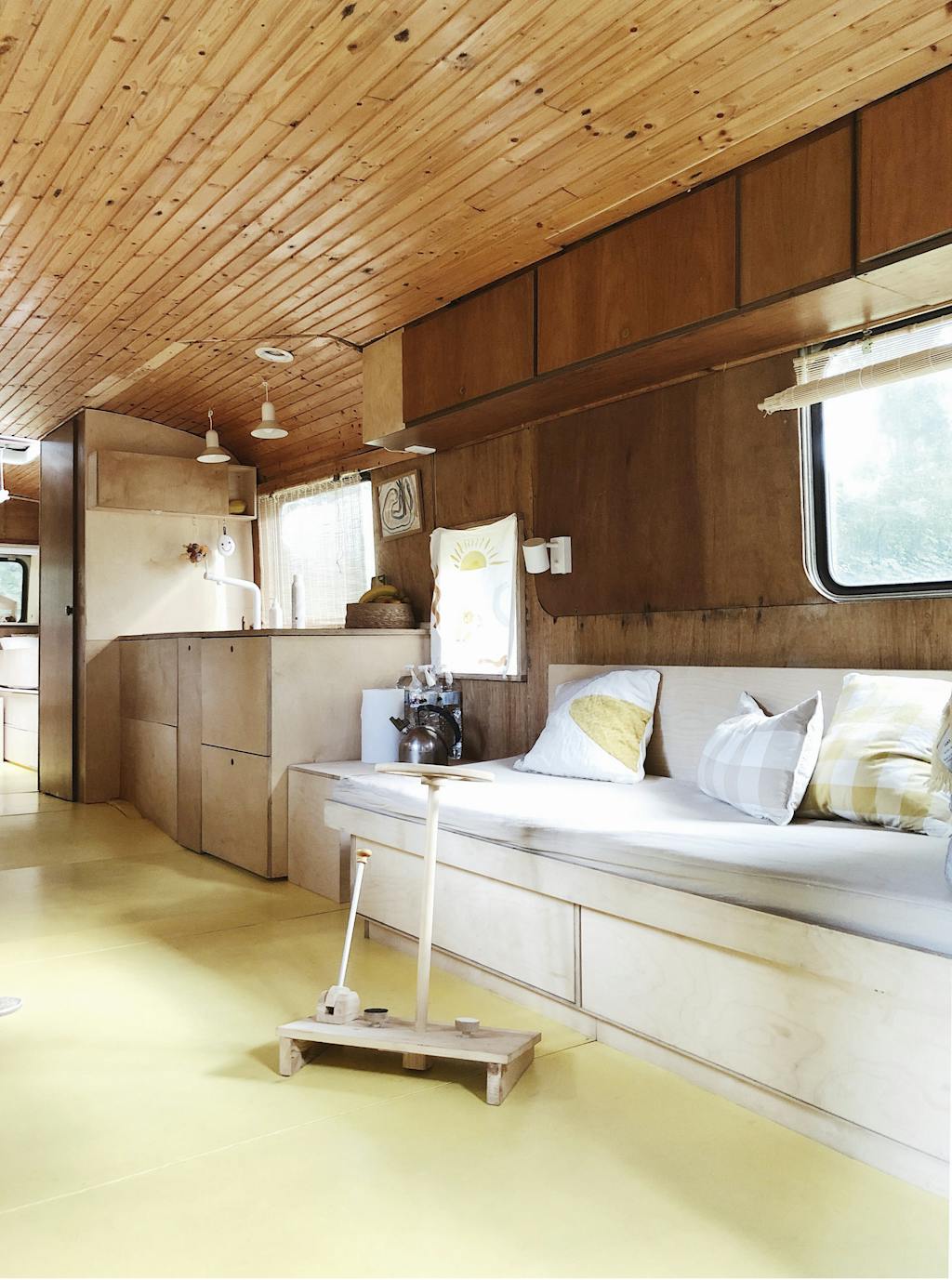 interieur omgebouwde bus legerbus mobilehome