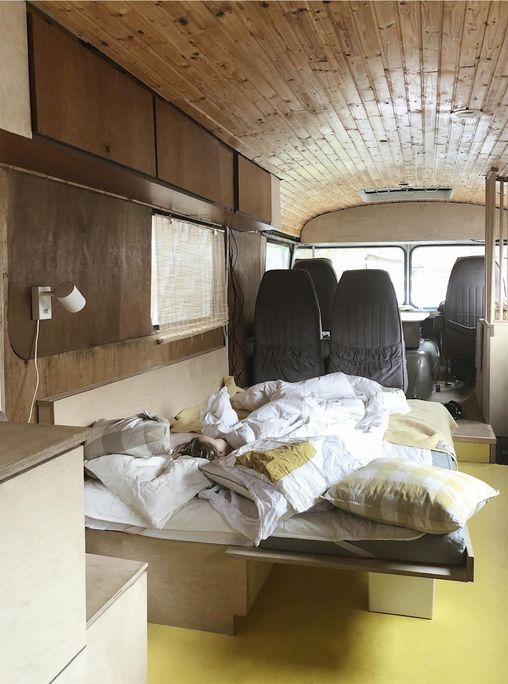 bed omgebouwde bus legerbus mobilehome