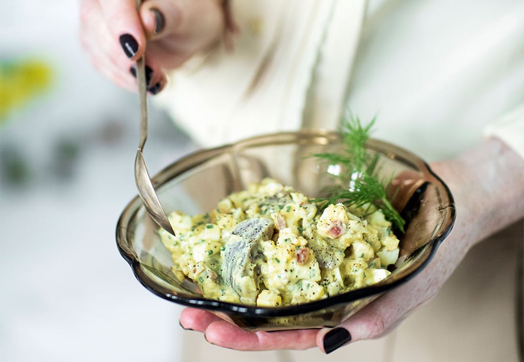eiersalade deens met haring in schoteltje