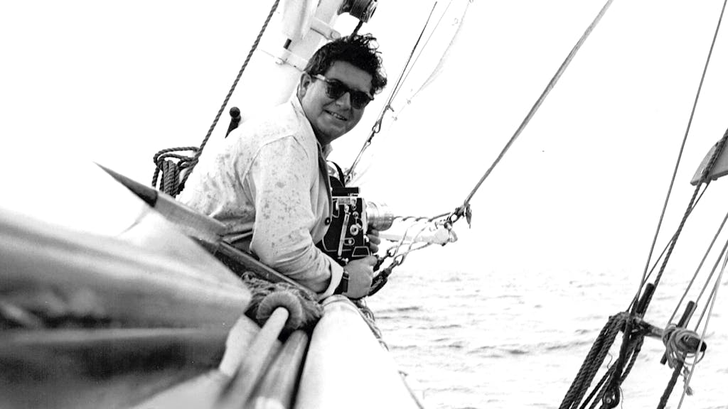 Paul McCobb met camera op een zeiljacht