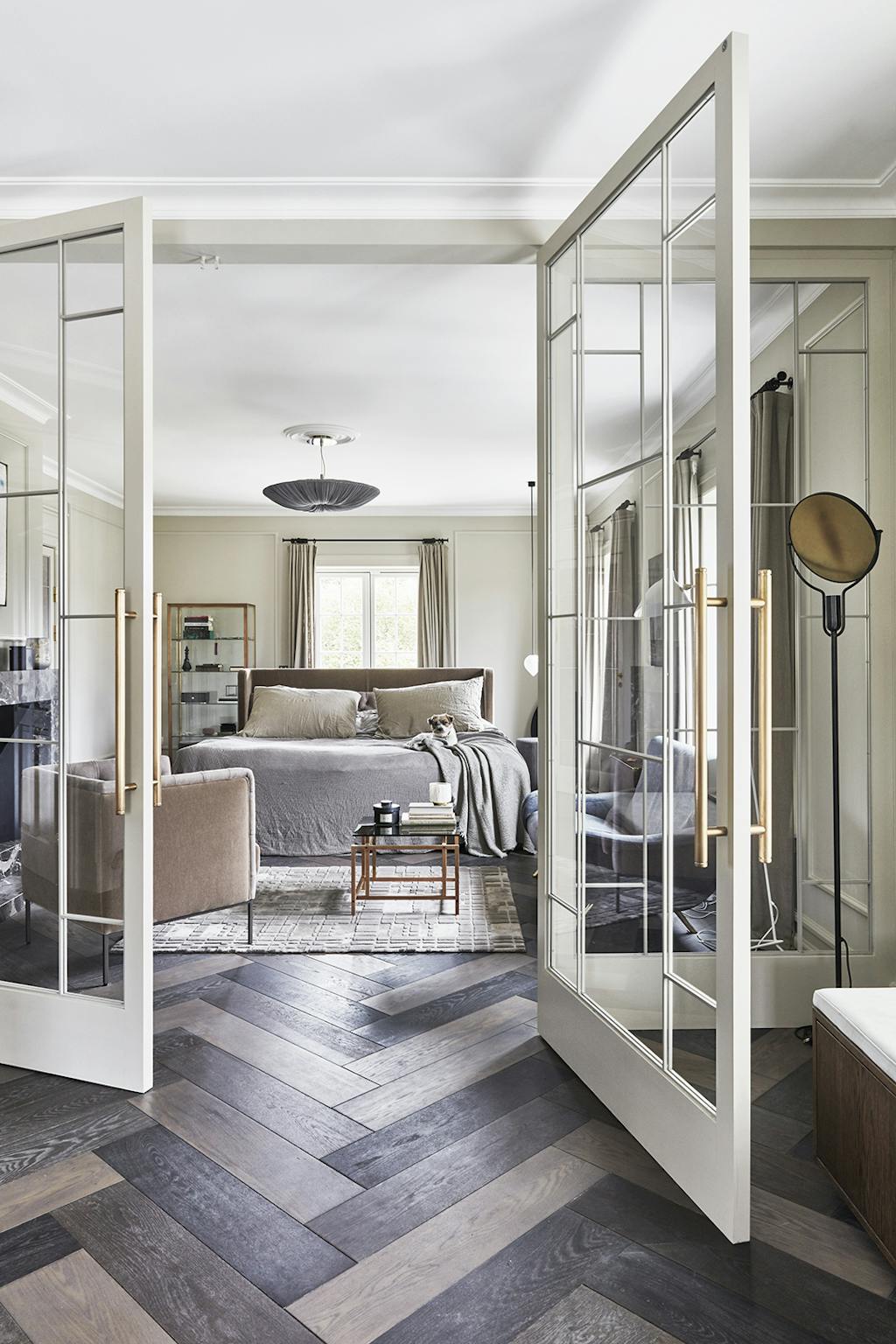 Witte glazen binnendeuren en visgraat parket