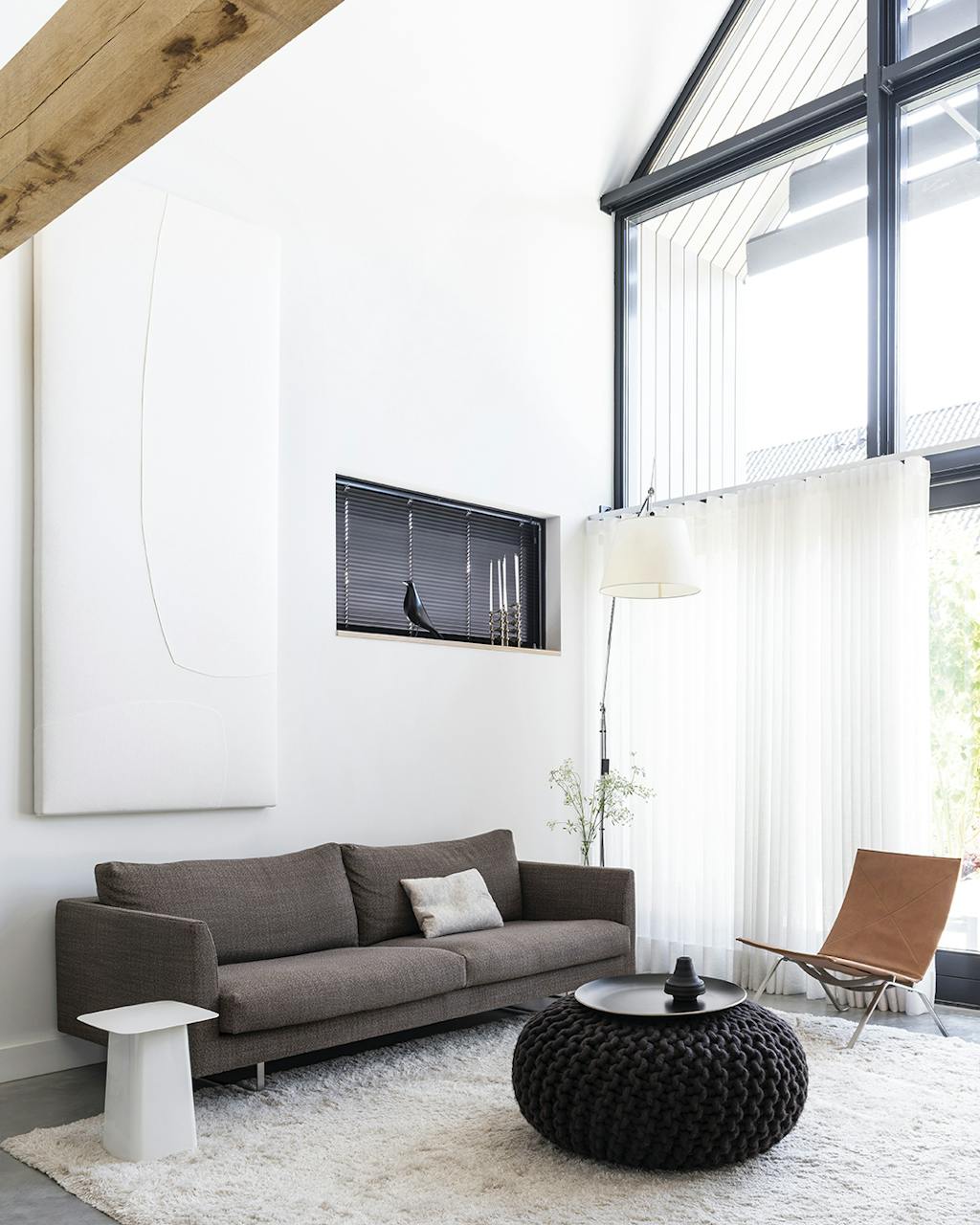 Akoestisch paneel Mokko Amsterdam, Poul Kjaerholm Fritz Hansen stoel