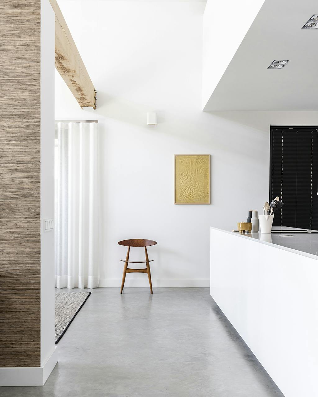 CH33 Carl Hansen, betonnen vloer en wit kookeiland