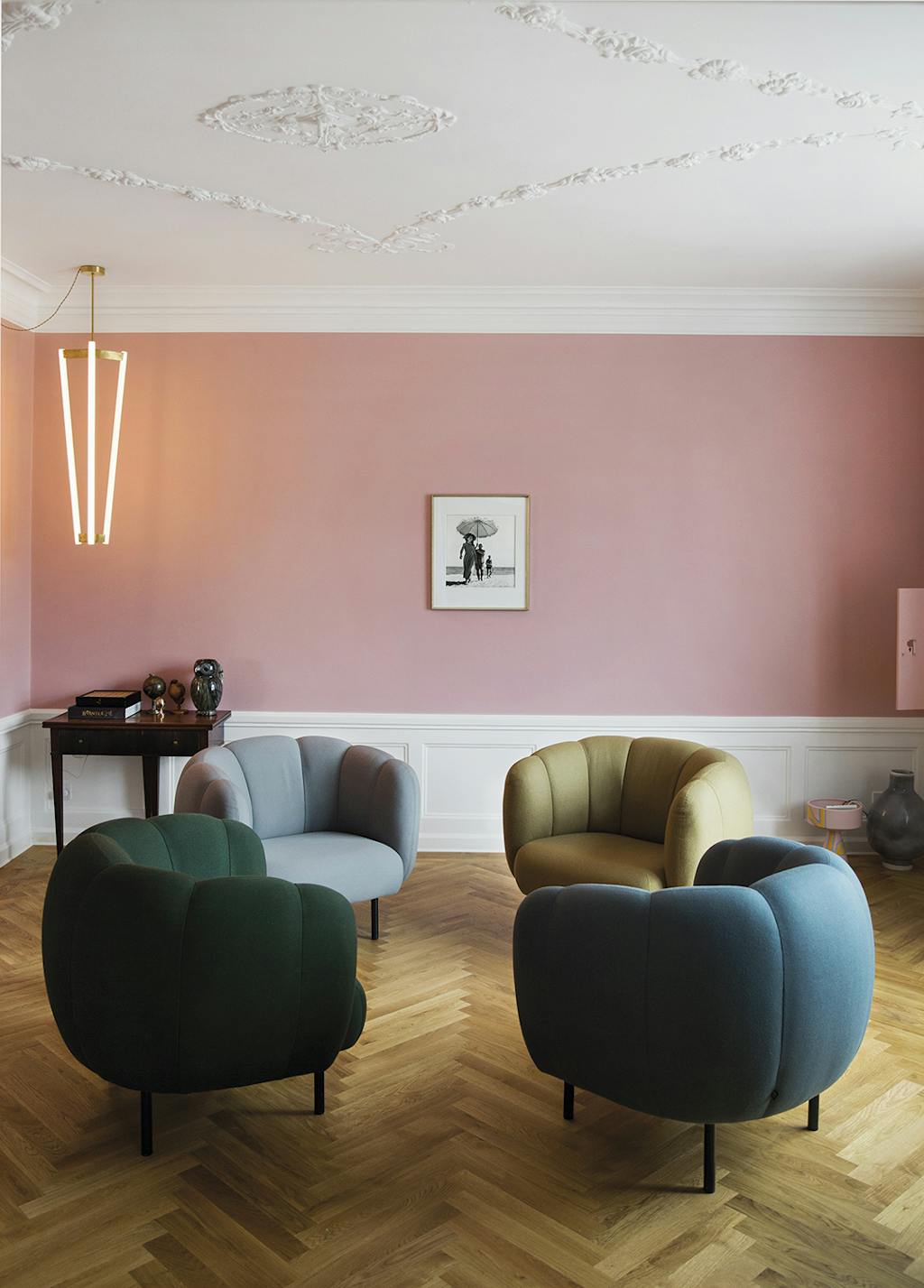 Warm Nordic fauteuils en Anker & Co lamp