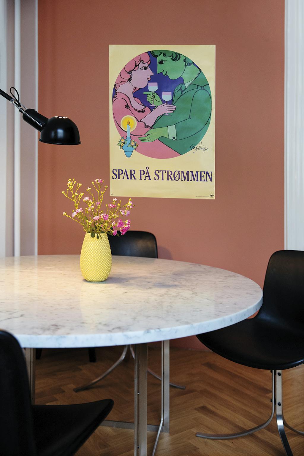 Deense poster Bjørn Wiinblad, Poul Kjærholm stoelen en tafel.