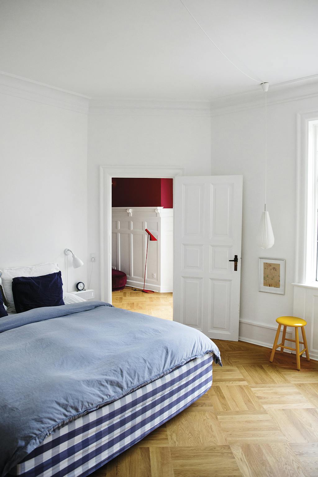 Hästens bed met hanglamp van Le Klint