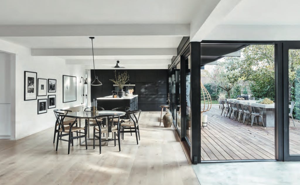 Ronde eettafel, marmer blad en zwarte stoelen. 