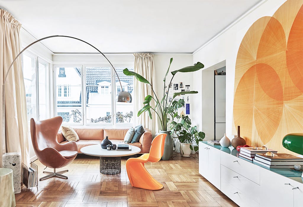 Woonkamer met Achille lamp en Arne Jacobsen Egg Chair.