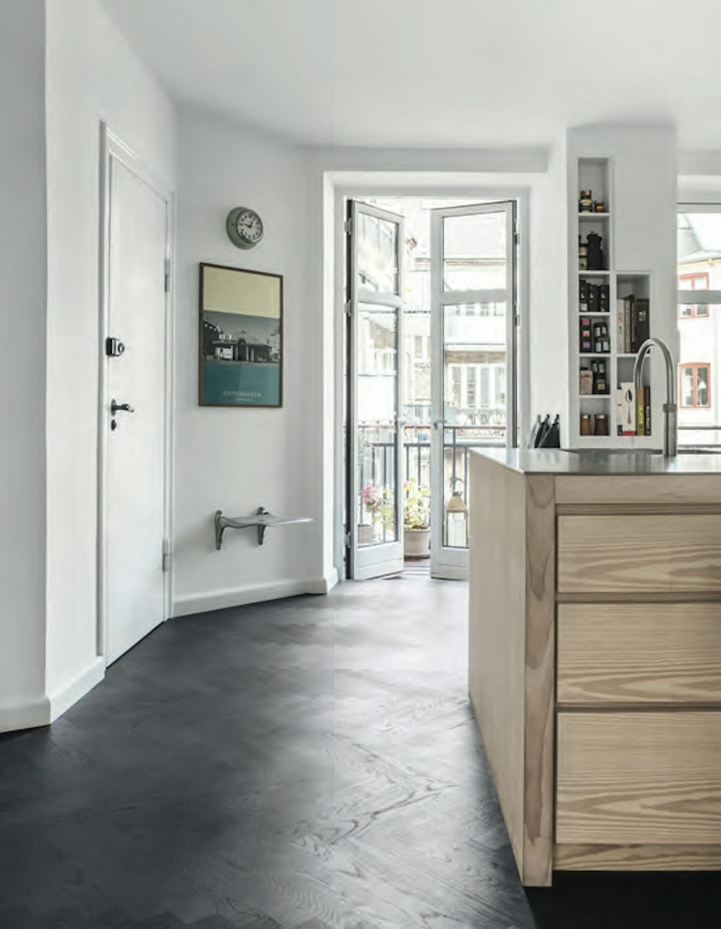 Licht in de keuken, zonder donkere hoekjes. Lichte keuken met kookleiland van grenen en staal.