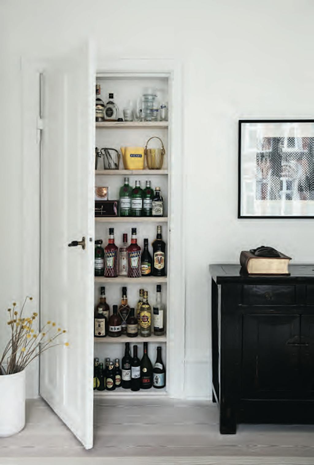 Drankkast in een inbouwkast achter deur