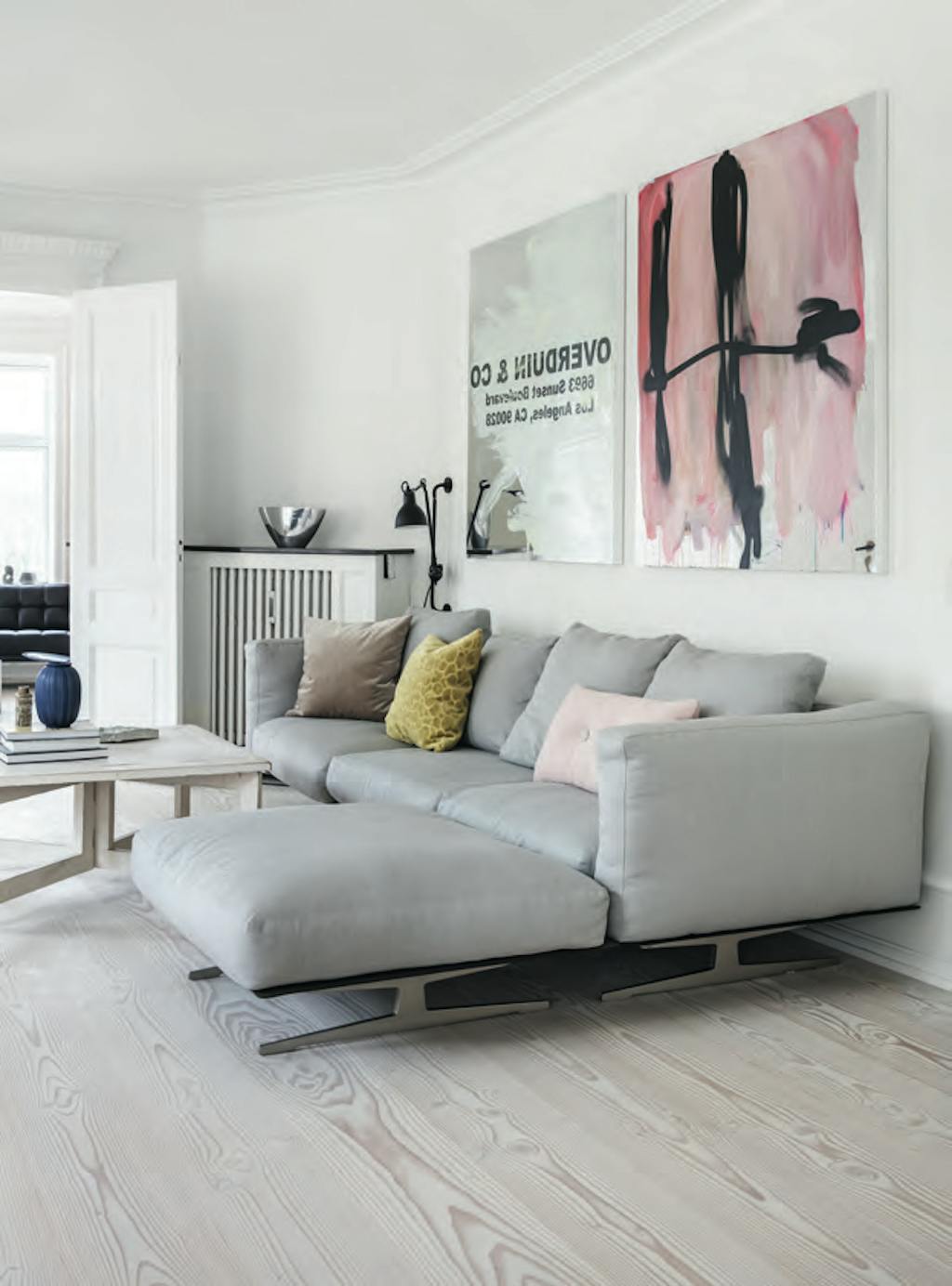 Flexform bank in lichte woonkamer. 