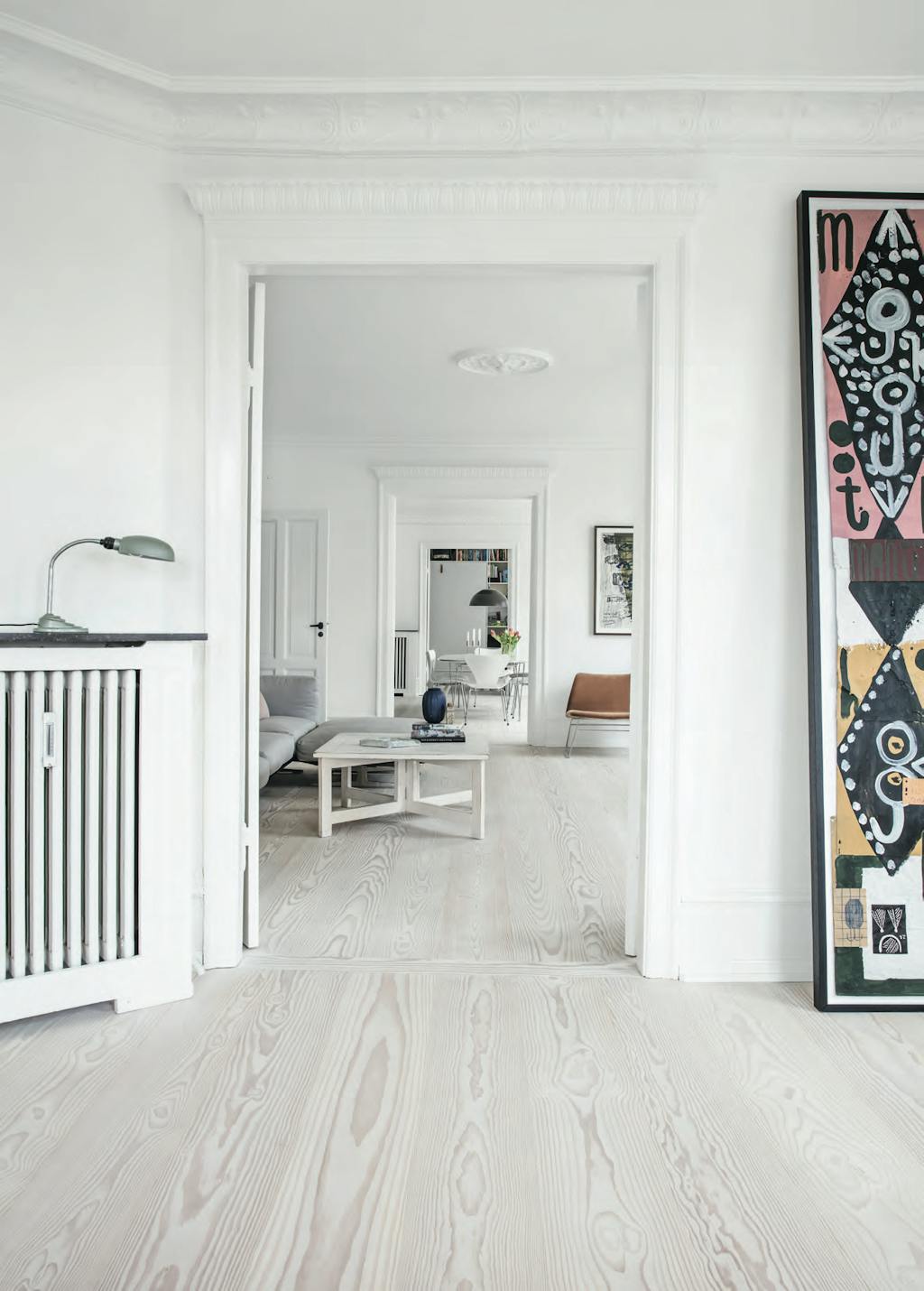 Doorkijk naar open ruimte met licht grenen vloer 