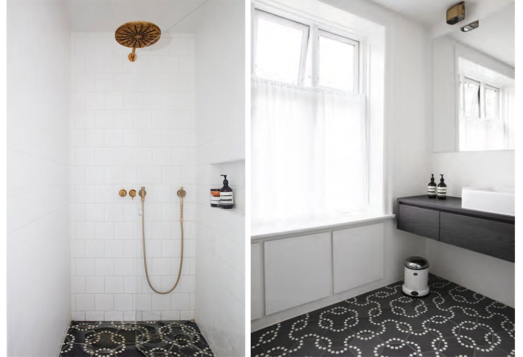 Badkamer met Vola kranen en donkere cement tegels.