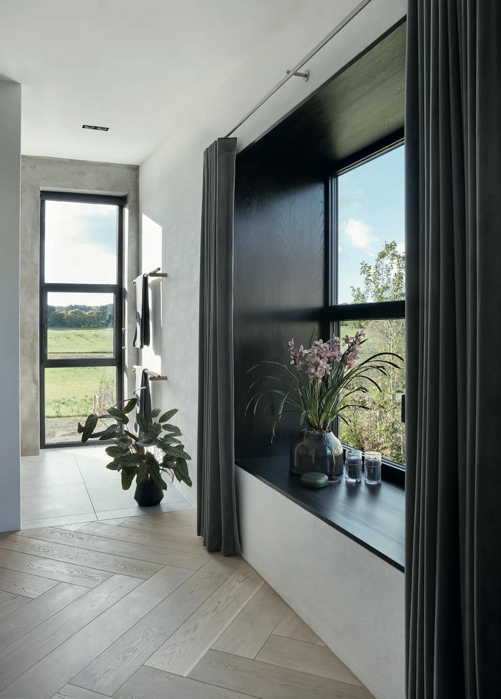 Zwart raamkozijn met donkergrijze velour gordijnen