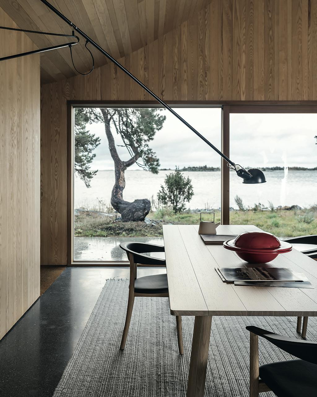 De grote ramen en schuifpuien openen het huis naar een fenomenaal uitzicht op zee.