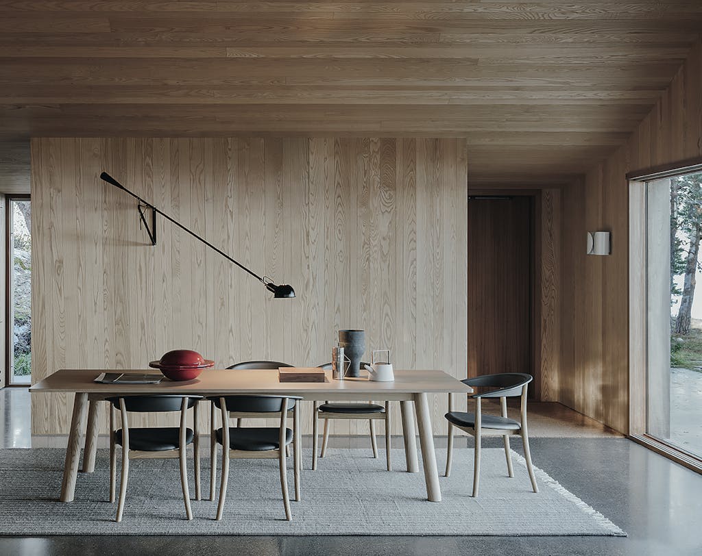 De simpliciteit van woonkamer straalt rust uit.