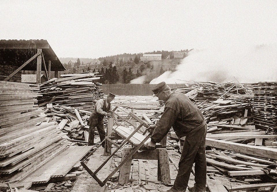Timret har nått sågverket och bräderna justeras.