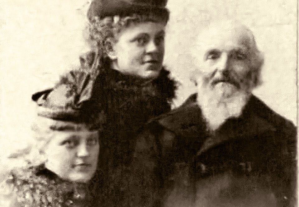 Trued med döttrarna Ester och Hanna på ett foto från 1898.