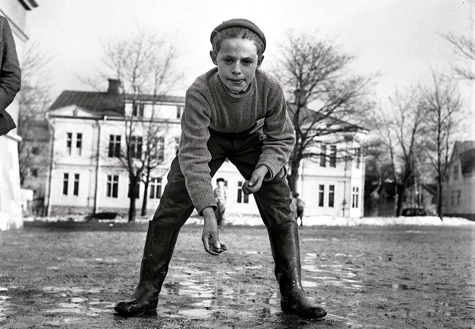 Pojke på en skolgård.