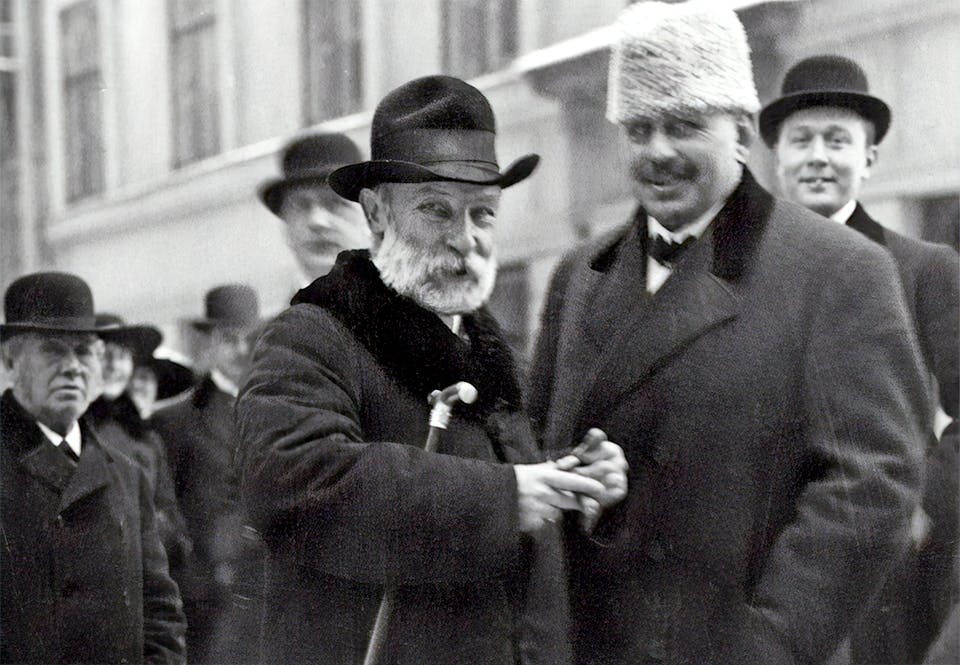 Arbetarrörelsens pionjär August Palm i folkvimmel tillsammans med okänd man.