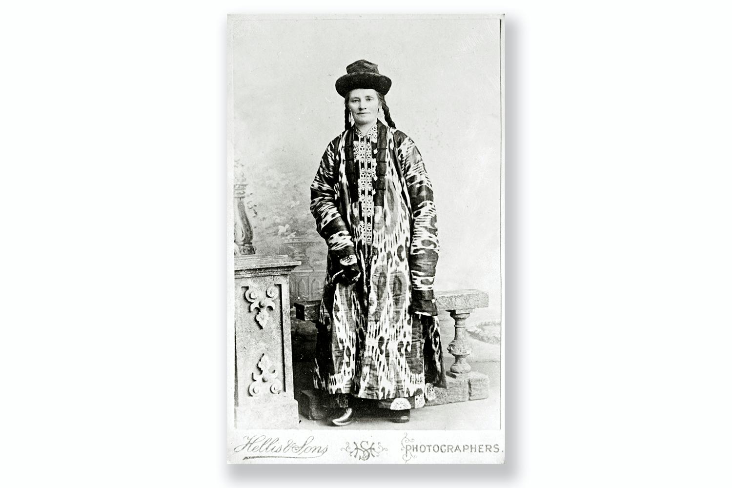 Lovisa Engvall, ateljéfotografi i uigurisk folkdräkt.