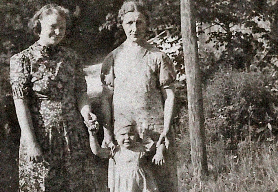 Olga Josefina (höger) med min mormor Ingrid (vänster) och min mamma Kerstin sommaren 1941.
