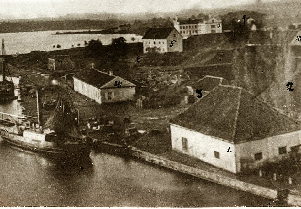 Jönköpings slotts artillerigård, huset närmast i bild. Fotot togs 1863