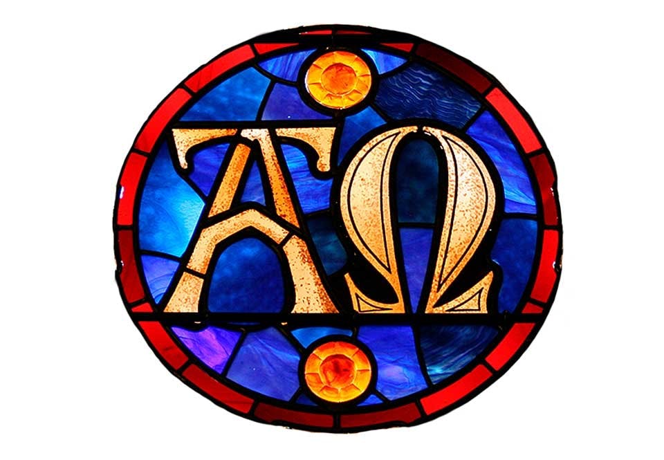 A och Ω på ett kyrkfönster.
