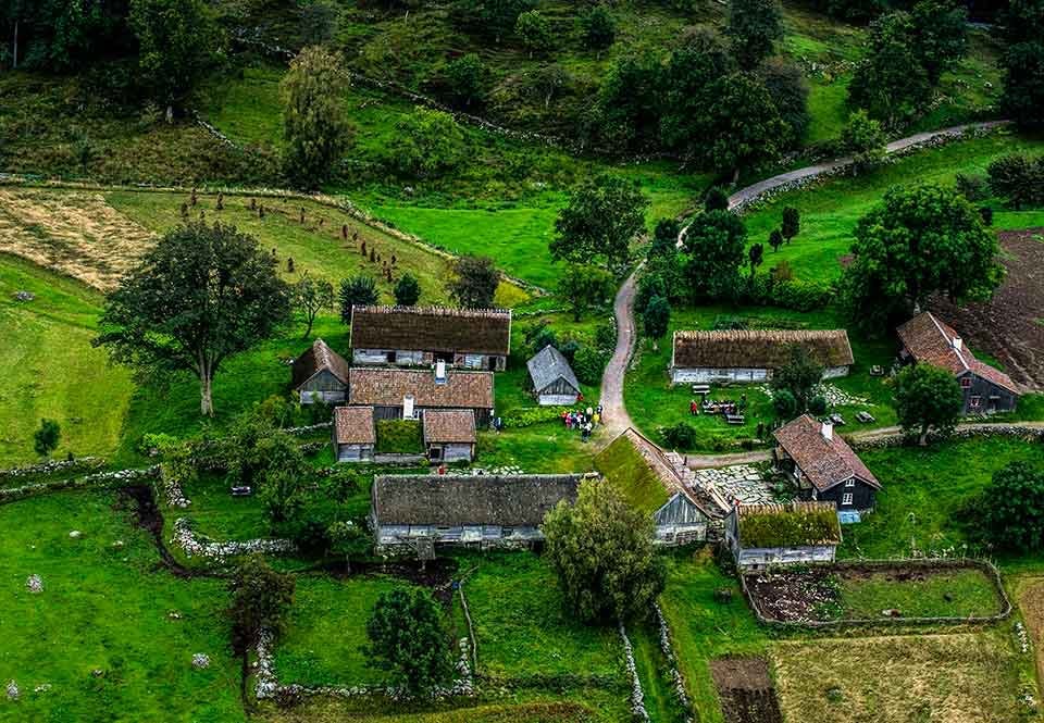 På bilden Äskhults by i Halland där husen aldrig flyttades ut.