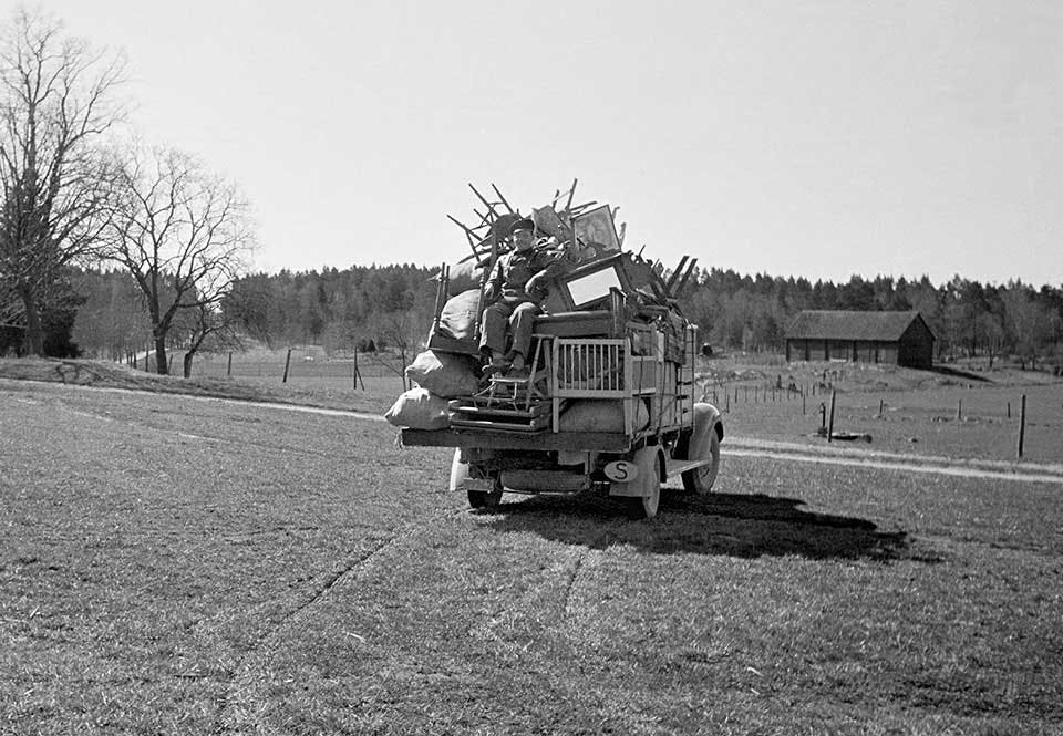 Statarfamilj ger sig iväg med ett överfullt flyttlass.