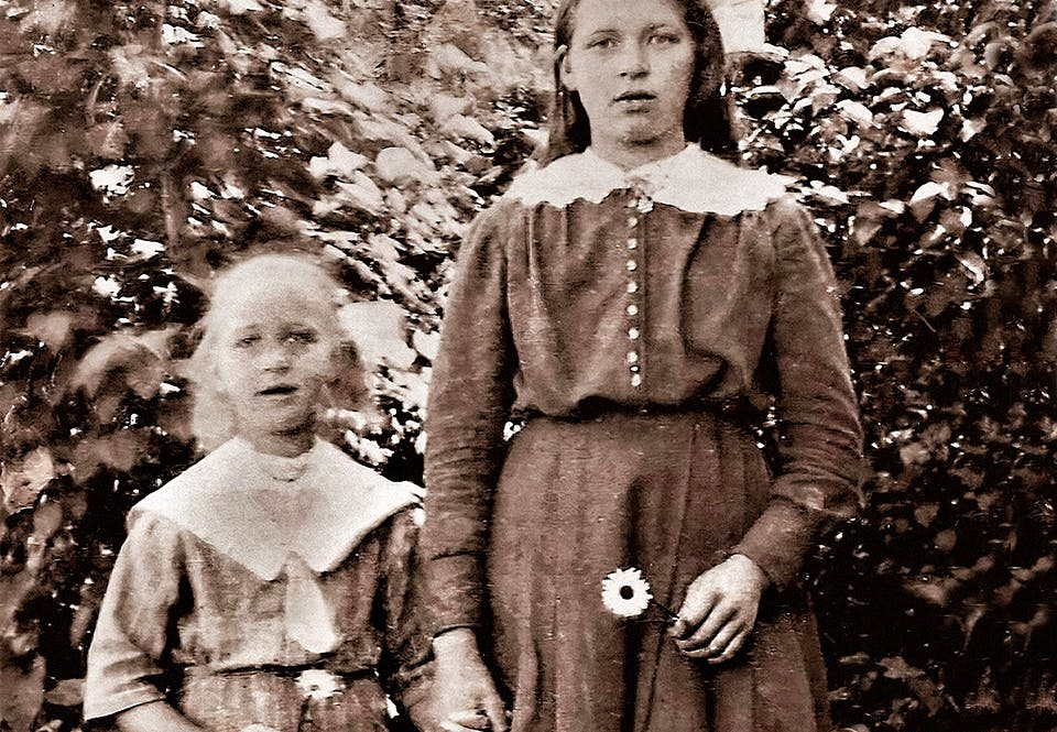 Ester (till vänster) med en av sin mamma Emmas yngre systrar.