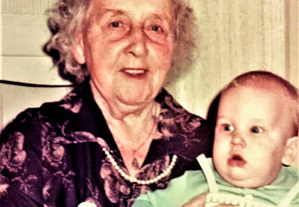 Ester med barnbarnet Henrik Ester med barnbarnet Henrik