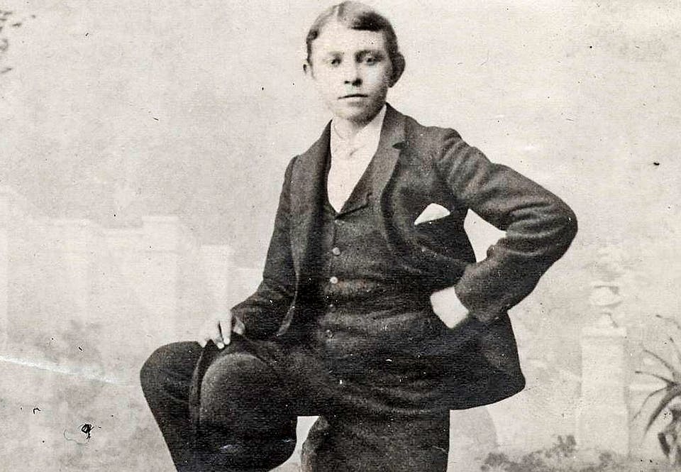 En ung Carl Sandburg poserar i sin konfirmationskostym. En ung Carl Sandburg poserar i sin konfirmationskostym.