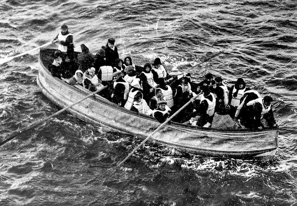 En av Titanics tjugo livbåtar, fotograferad från Carpathia