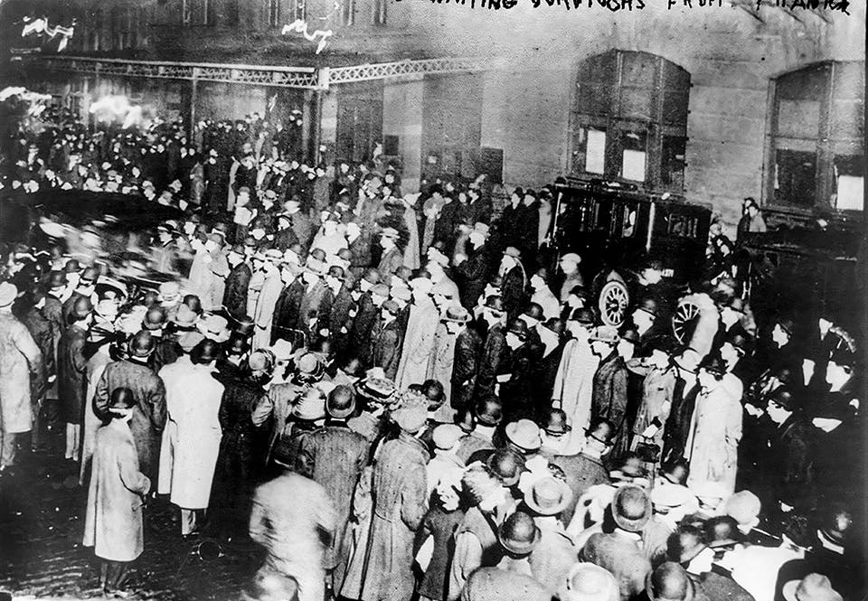 En stor folkmassa har samlats nära hamnen i New York för att vänta på överlevande från Titanic