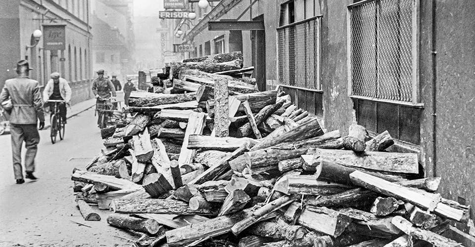 Ett stort vedupplag väntar på att användas som bränsle utanför Centraltvätten 1942.