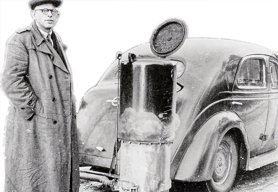 jägmästare S E Abrahamsson, Målilla, vid sin tjänstebil 1944.