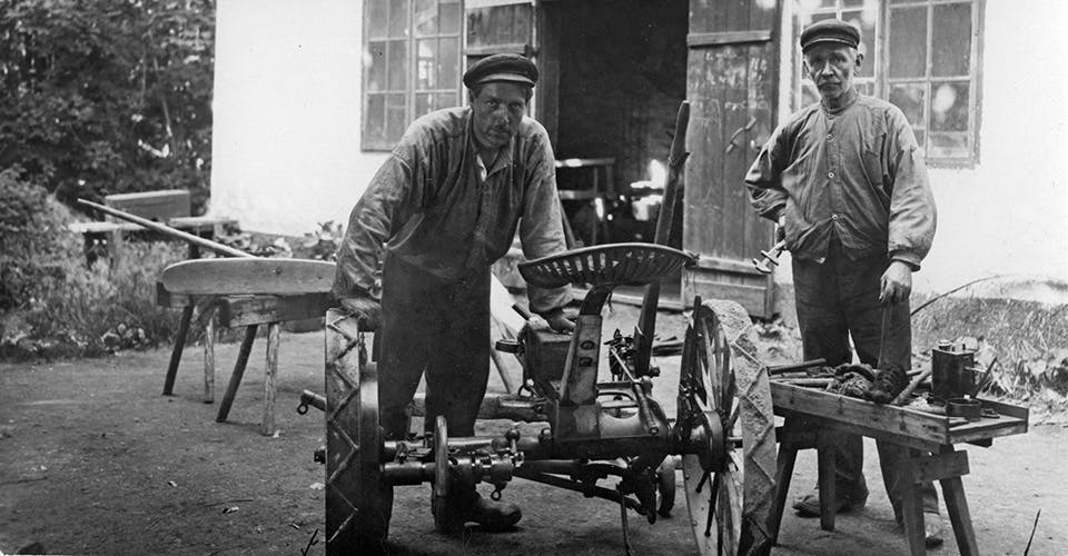 Smeden Bomler med son