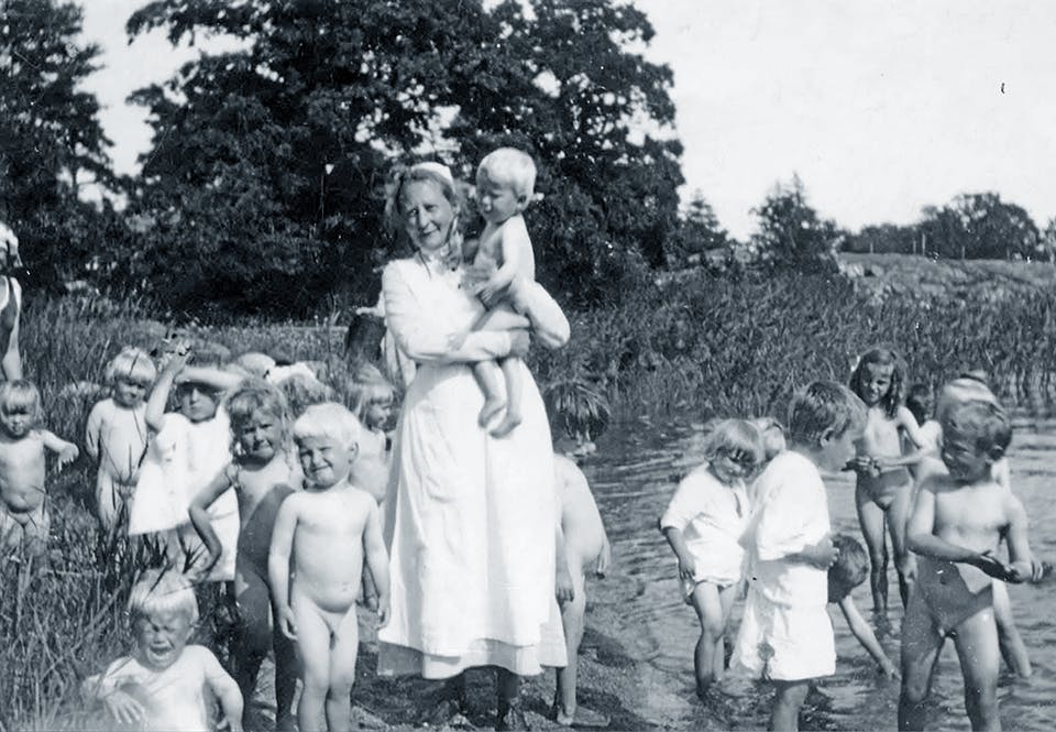 Syster Hanna Rutberg tillsammans med barn från barnhemmet Soeurs de Charités