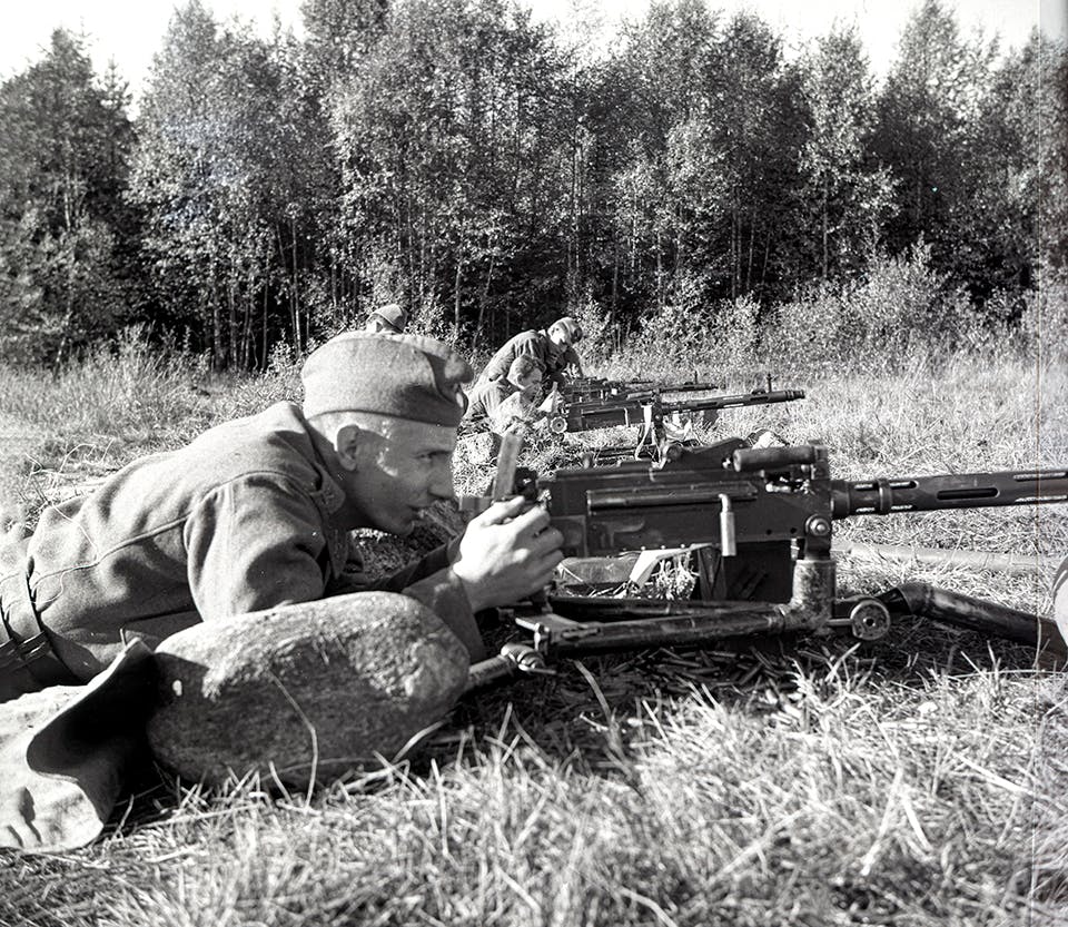 Här övar värnpliktiga kulspruteskytte vid Norrlands dragonregemente K4, Umeå, i mitten av 1950-talet.