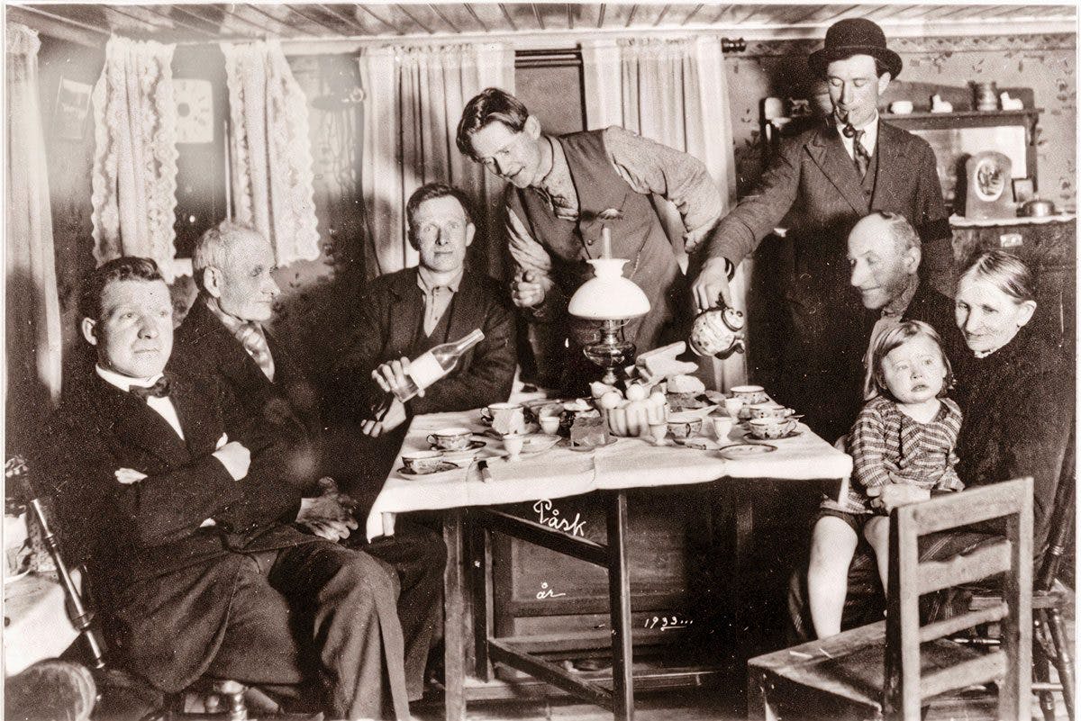 Påsken firas i Sverige till minne av Jesu uppståndelse, en tradition som kombinerar kristna och folkliga inslag.