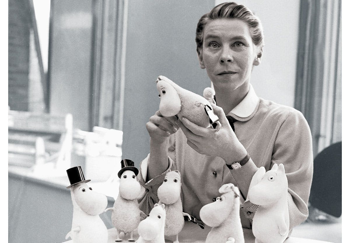 Tove Jansson med figurerna mumins.