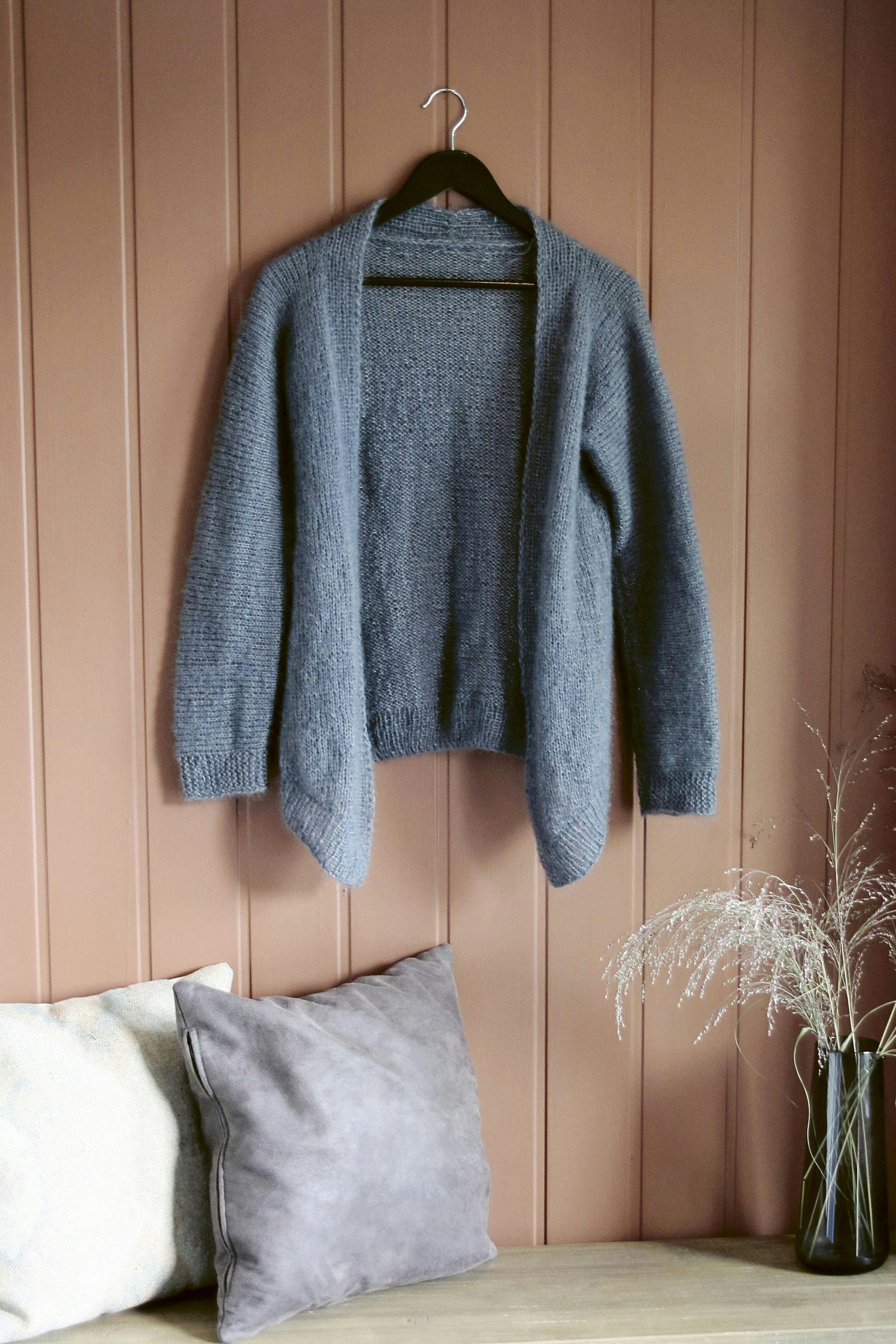 0108 ha5a4015 KlompeLompe gratis oppskrift Mors cardigan fra Snøsøsteren