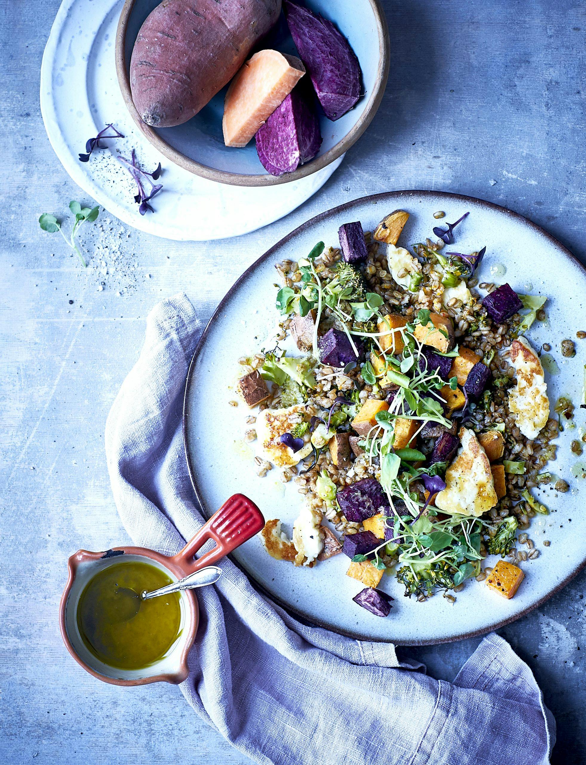 Søtpotetsalat med krydret mathvete og halloumi