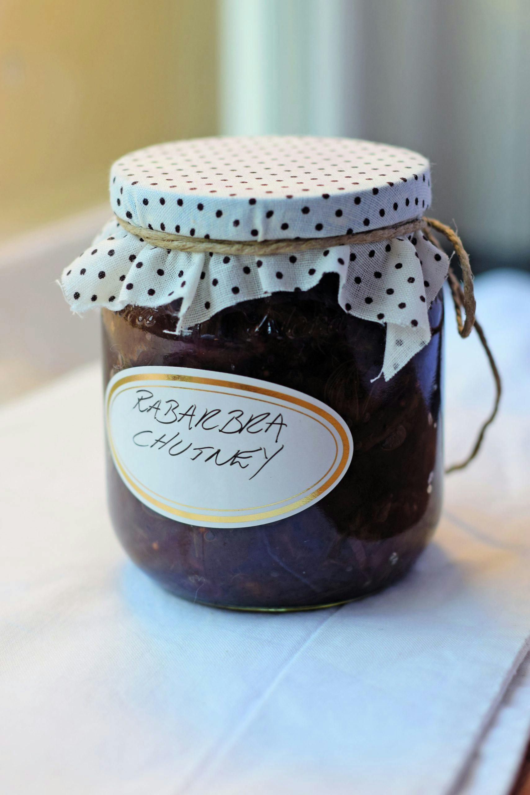 Rabarbra- og daddelchutney, spiselige julegaver Rabarbra- og daddelchutney, spiselige julegaver