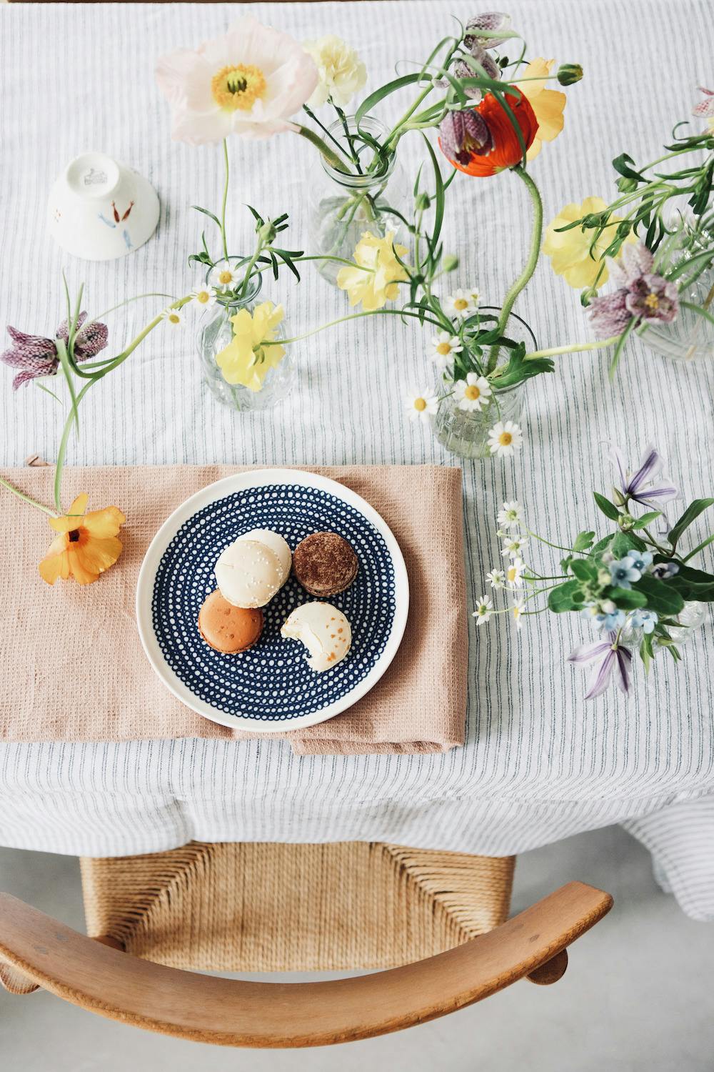 Små vaser med blomster